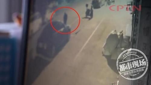 嫌疑人|男子连偷40个奔驰车标,民警将其抓获后,男子:想要一副银手镯