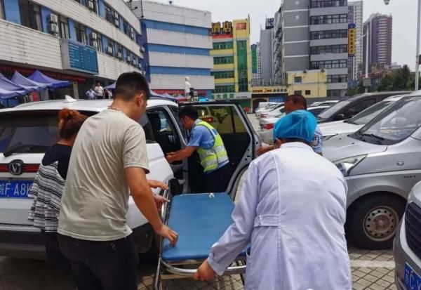 急需|暖！车祸伤员急需救治 交警开道速送医