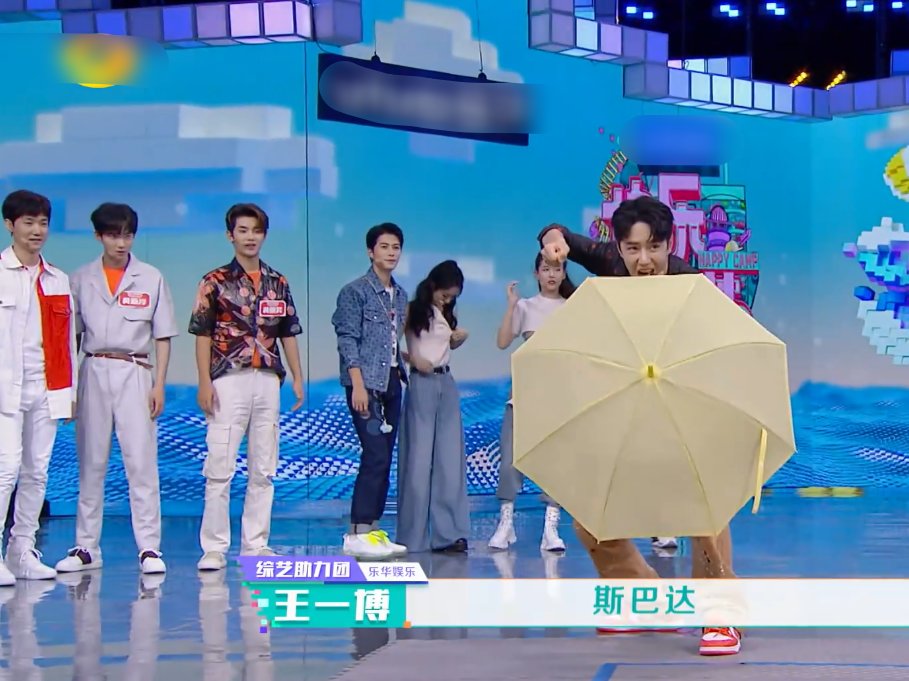  责怪|王一博把节目道具弄坏，何老师下意识反应被拍，有无责怪一看便知