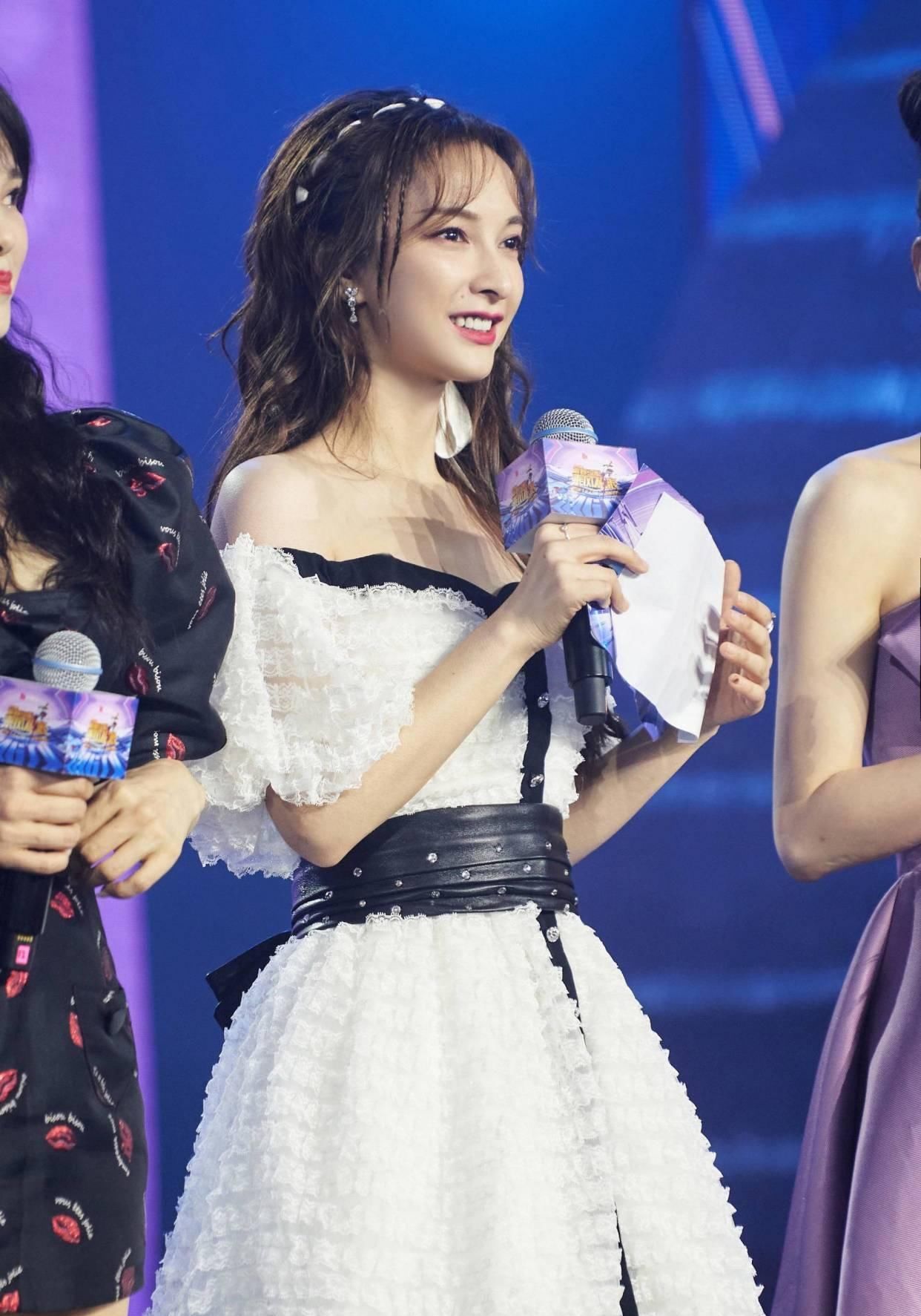  吴昕|吴昕穿泡泡裙秀舞姿，撞衫娜扎和周冬雨，真看不出来有9岁年龄差