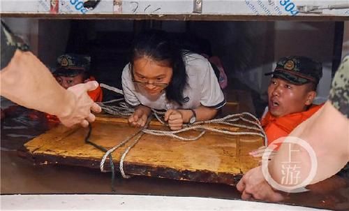  齐胸|齐胸深洪水中肩扛木板架起救援通道