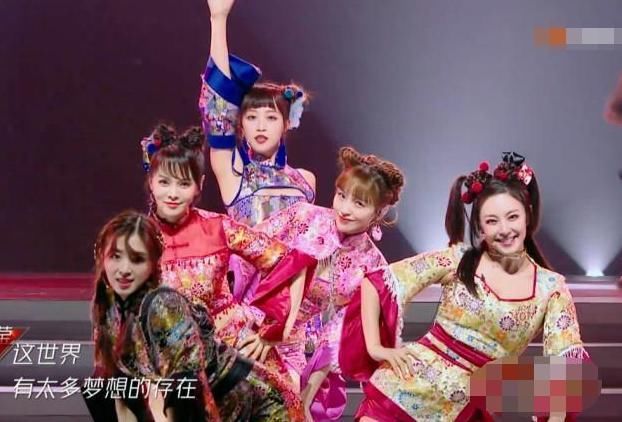 与众不同|有种“心机”叫蓝盈莹,别人扇子都粘在腰上,她却偏偏与众不同