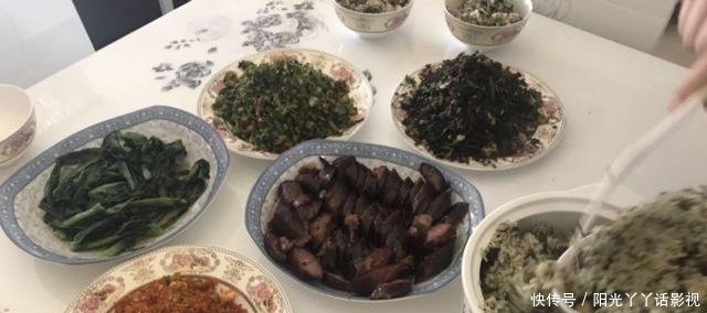  上桌|邻居请我去吃饭, 一上桌, 我就傻眼了, 有这样请吃饭的么