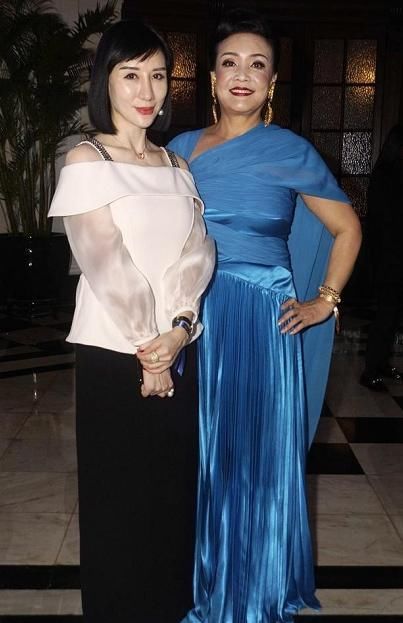  活动|大S婆婆张兰真敢穿，一袭蓝色连衣裙配大浓妆现活动，哪像62岁