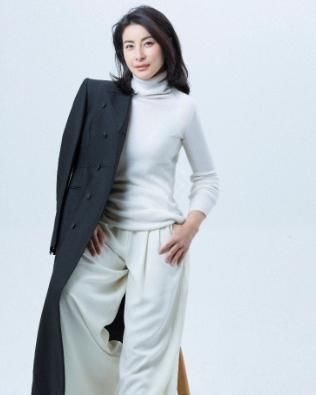  豪门|霍启刚真“自恋”，让三娃在饭桌上看自己上电视，豪门饭桌真简单