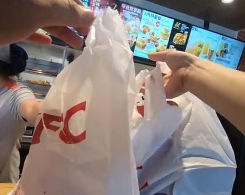 汉堡|把肯德基的汉堡和炸鸡全部买下来,得花多少钱没想到会这么便宜
