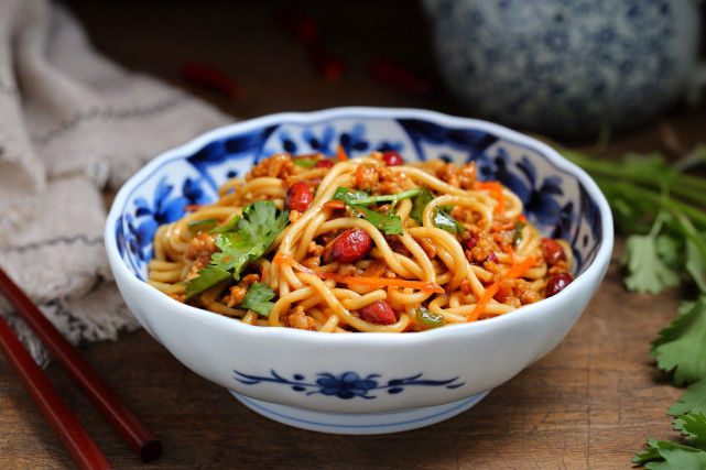 得嗦|三伏天就馋这面食,香辣劲道实在太好吃了,每次都得嗦上两大碗!