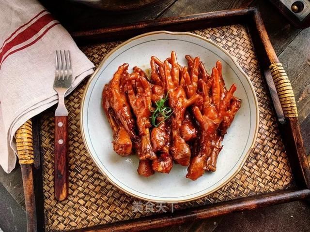  切成|这样做鸡爪真的太好吃了，越吃越上头！你们一定要试试看！