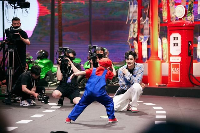  上新|200725 王一博本周街舞剧照持续上新 蹲下身子给予小舞者最大的尊重