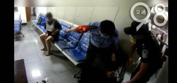  母女|“你不是我妈！”一对母女在杭州火车站大打出手！