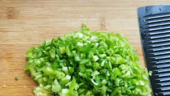  好吃|这才是青椒最好吃的做法，和鸡蛋一炒，营养美味，还特别下饭，香