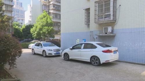  栗源|【市长热线】瀚水栗源高空掉瓷片砸中小车，维修费起纠纷