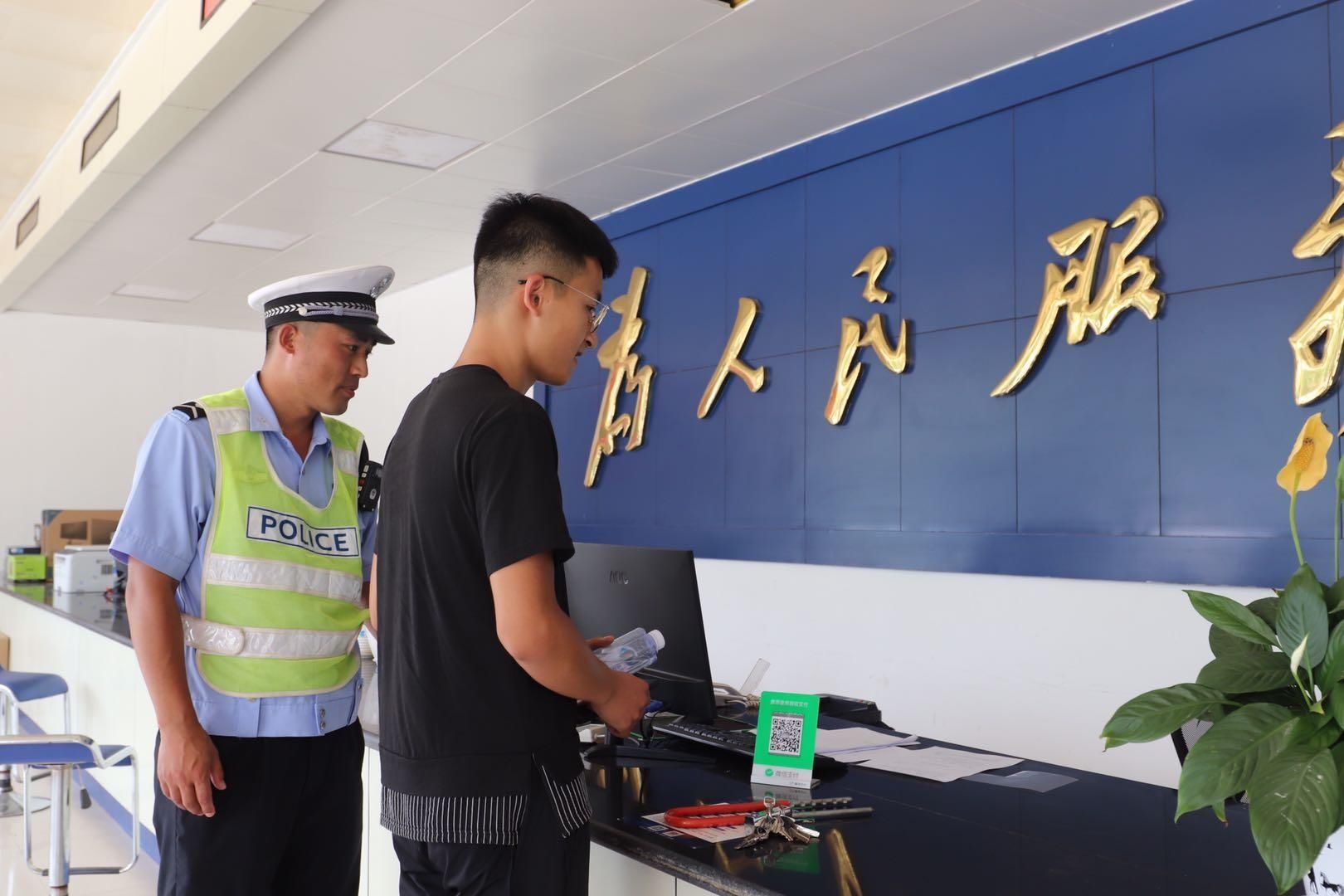  身份证|视频︱入场时才发现身份证丢失！交警一路疾驰一路汗水