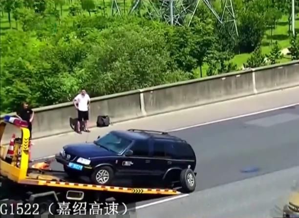  应急车道|高速路上车子突发故障 驾驶员用行李箱当警示牌 下一秒吓坏了