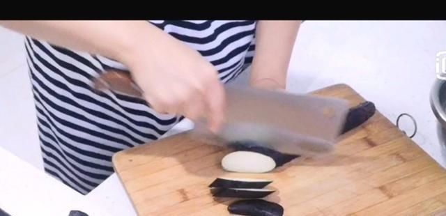 做法|鱼香茄子这样做最好吃，鲜香味美滋味浓郁又少油少盐更健康的做法