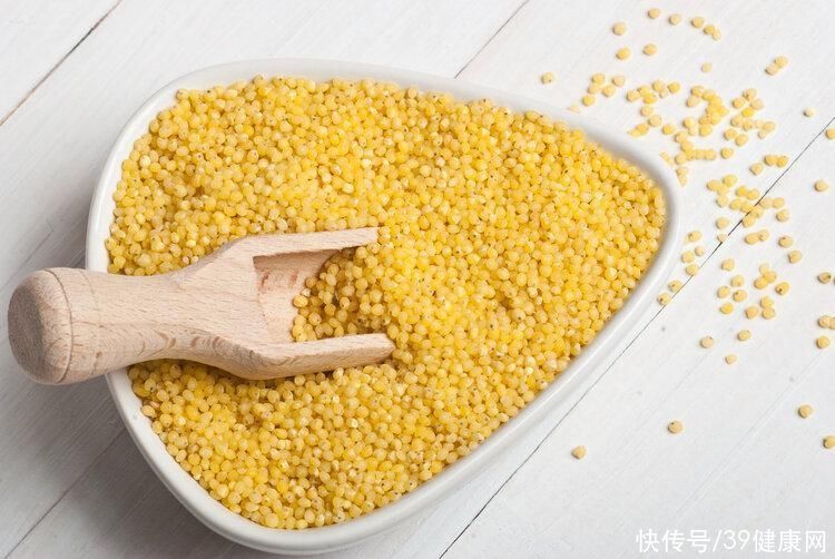 早晚经常喝小米粥好处(女子坚持每天喝小米粥，润肠养胃、调节睡眠，6个月后身体如何？)