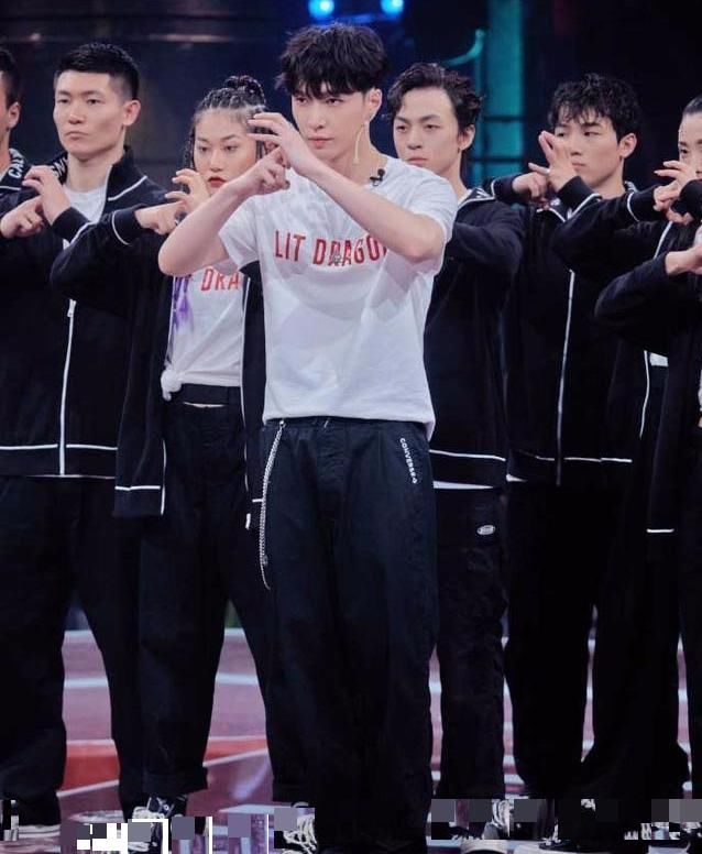  张艺兴|张艺兴当队长送鞋送包送衣服，想去报名参加节目了被淘汰也值啊