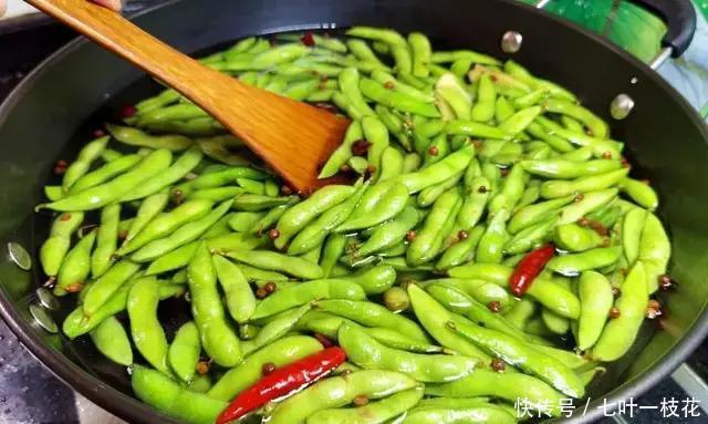 到底|饭店的水煮毛豆为啥绿油油不发黄到底加了什么东西真相来了