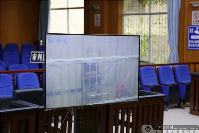  民警|冲卡致两民警受伤 司机没事后排乘客反被告？(图)