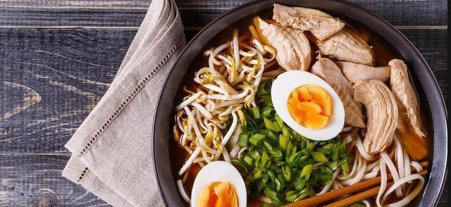 每碗|泡面新做法邻居拿到校门口卖150份每碗6块全卖光你觉得赚吗