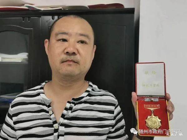 退伍|广水退伍老兵送万斤扶贫西瓜到抗洪一线