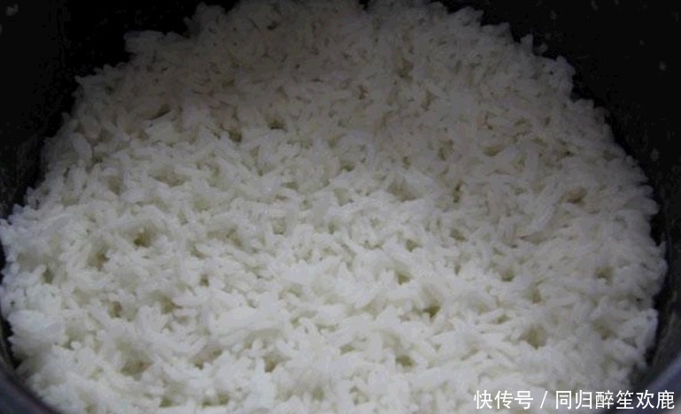 分明|蒸米饭,只加水是外行!水里多加这2样,米饭又香又软,粒粒分明