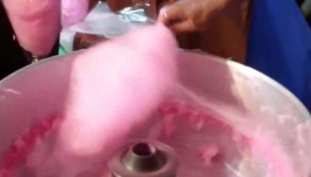 大人|中国棉花糖走红印度，一支做得超级大，当地人大人小孩都爱吃