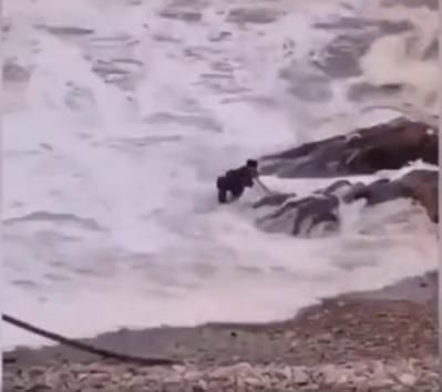 新娘|新娘海边拍照被浪卷走：穿婚纱死亡，新郎紧握女子手低头悲戚