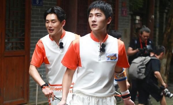  杨洋|说漏嘴？杨洋《花少》后首次参加综艺，间接认爱和乔欣恋情？