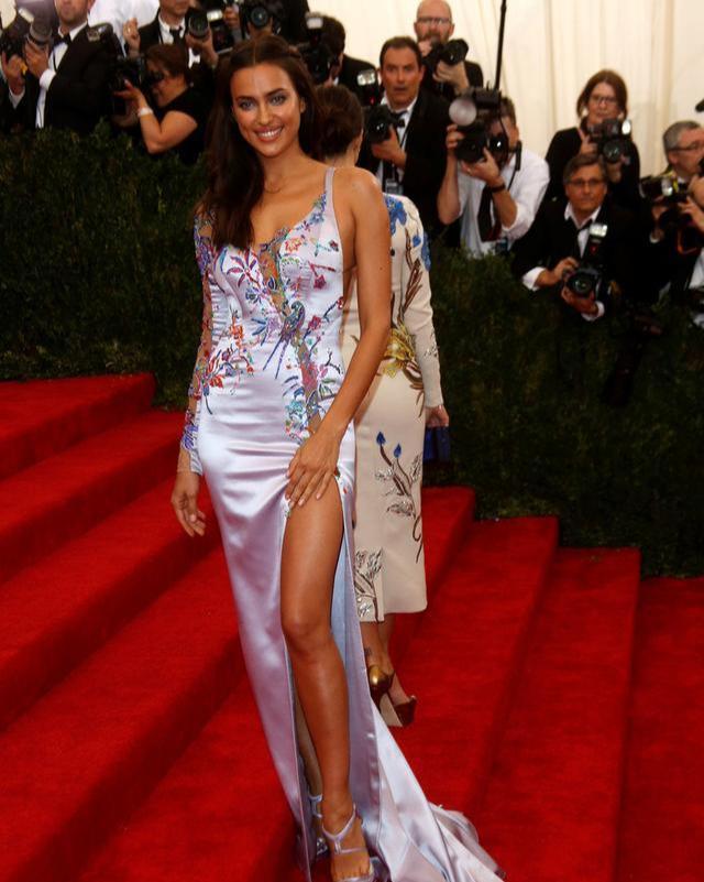  女人|真正时髦的女人，今夏都在穿“开叉长裙”，这优雅性感到骨子里