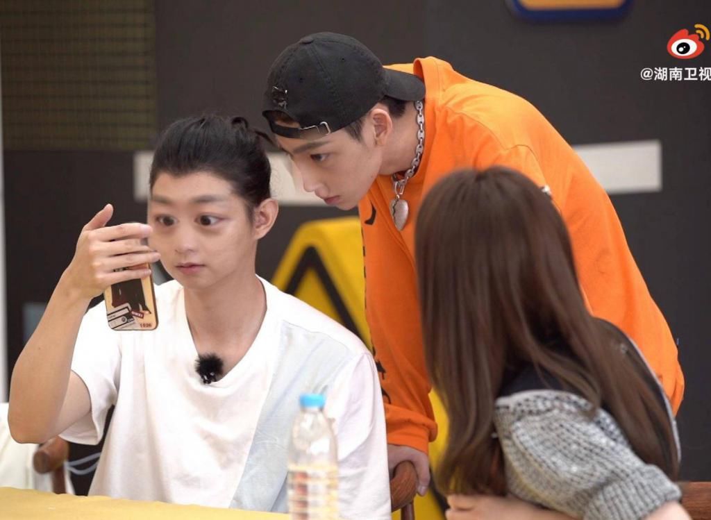  驾到|凑热闹的小鬼看3D图片看了个寂寞 《新手驾到》新鲜花絮掉落