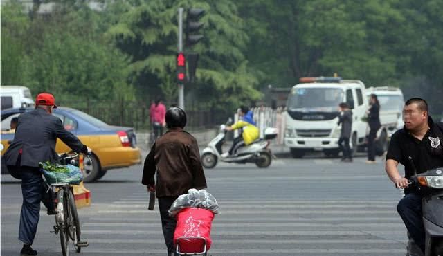 车主|行人闯红灯被撞,车主拒赔5万,行人违反规则,凭啥罚我?