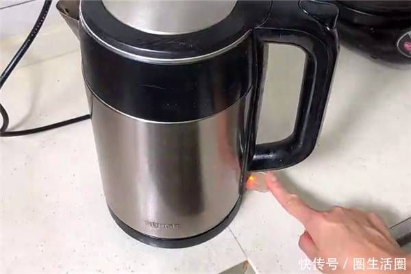 电热水壶|不管水壶水垢多脏多厚,教你简单方法,水垢一擦就掉,立马就干净