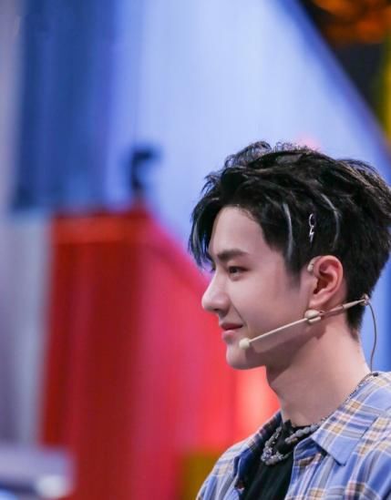  资本|《这！就是街舞》，“单腿后旋转”的王一博，耍帅真的有资本啊！