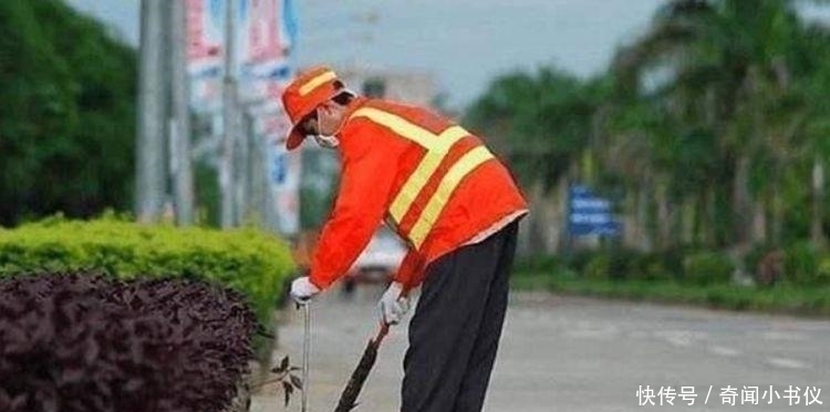 城里|清洁工大爷拾金不昧, 失主四处宣传大爷美德, 殊不知害了大爷一家