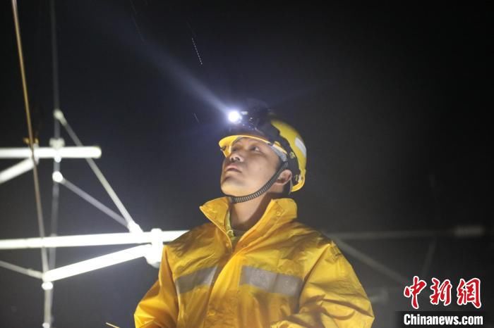 广西“蜘蛛侠”雨夜检修接触网 保“五一”列车运行安全