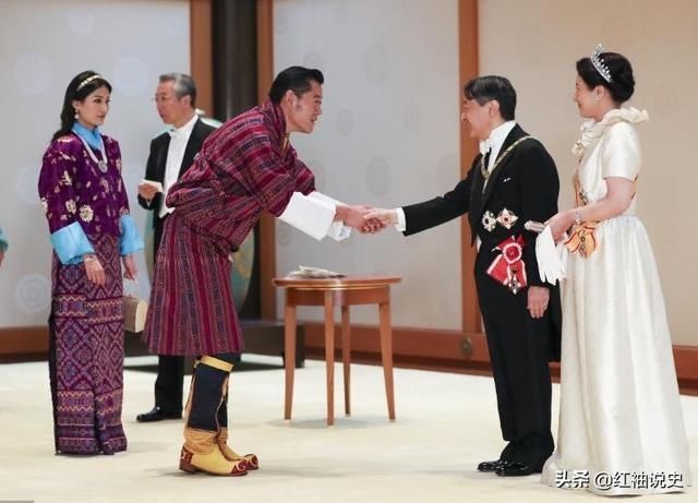  宫廷|30岁佩玛两幅面孔！宫廷晚宴时笑靥如花，面对不丹国王依旧高冷