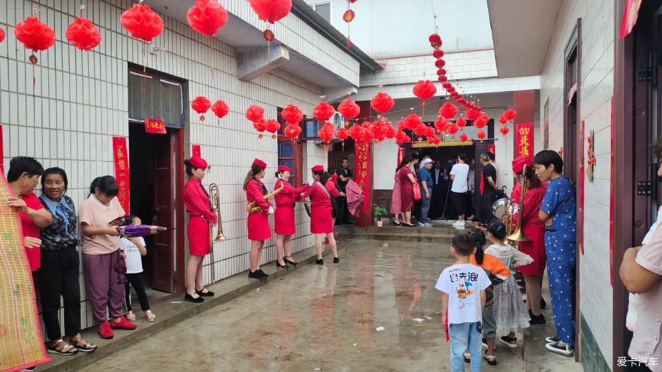 干干净净|老家兄弟结婚，大汉来当录像车！