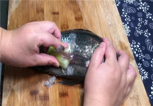 刮鱼鳞的时|才发现刮鱼鳞这么简单,只需一个塑料袋,快速又干净,一秒光溜溜