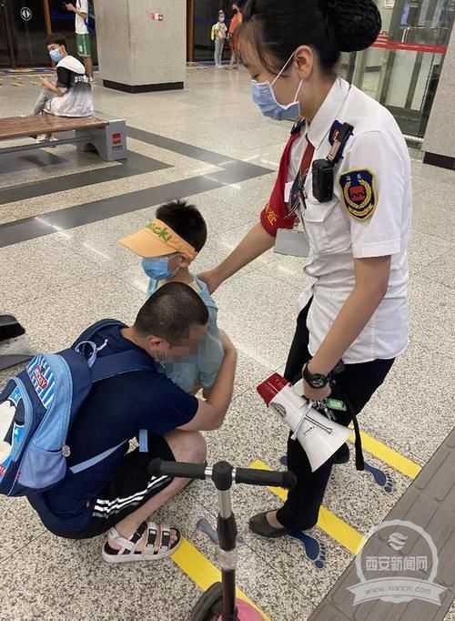  工作人员|贪玩幼童地铁站内走失吓坏爸爸 工作人员助其父子团聚