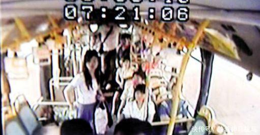 上车|小女孩坐公交没零钱，司机将她赶下车，乘客怒斥后才知司机好心！