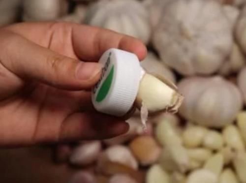  大蒜|现在才知道剥大蒜这么简单，用1个啤酒盖就能轻松去皮，还不伤手！