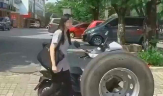 下班|女子把电动车锁在消防车上，下班时只剩轮胎和一张纸：轮胎记得还