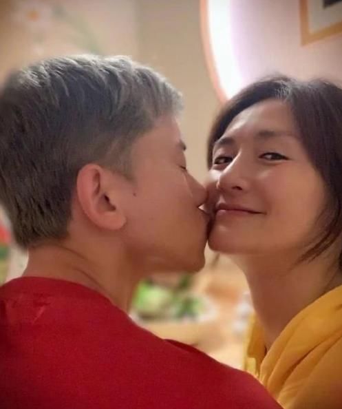 散步|谢娜带女儿散步,跳跳俏俏高情商答出“回家的路”,老母亲被暖化