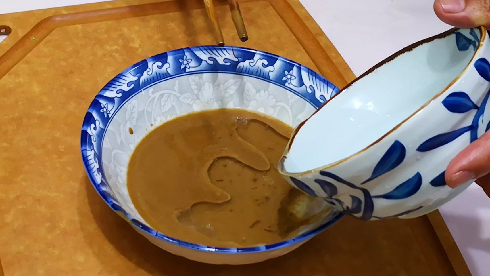 大厨|调芝麻酱,直接加水调就错了,大厨教你1招,细腻爽滑、味道香!