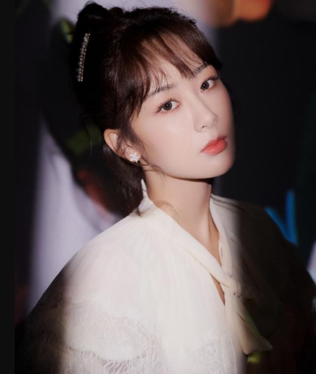  终于|终于等到杨紫化眼妆！形象大变如“整容”，减肥后美出新高