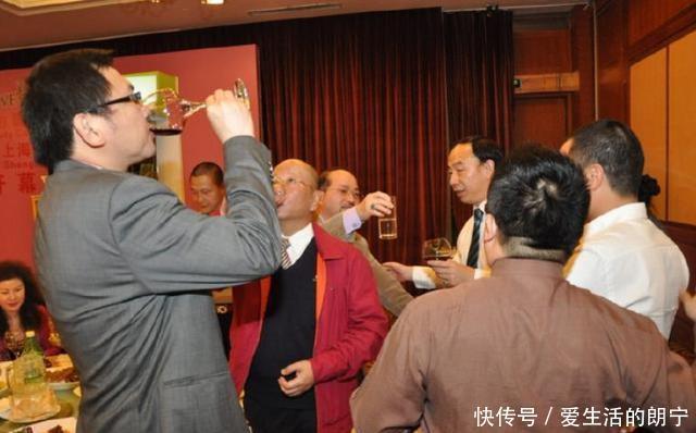 半夜醒来|为什么有人喝完酒半夜起来找水喝,有那么渴吗?看完解释,明白了