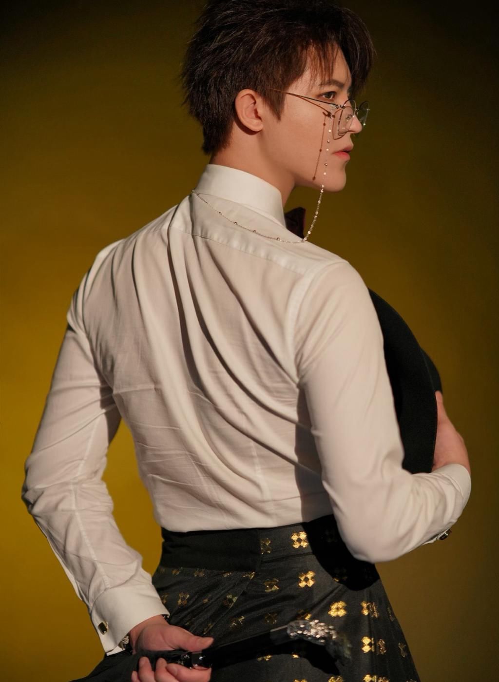 上半身|最近流行一种穿搭！上半身西装，下半身汉服！既帅气又撩人，爱了