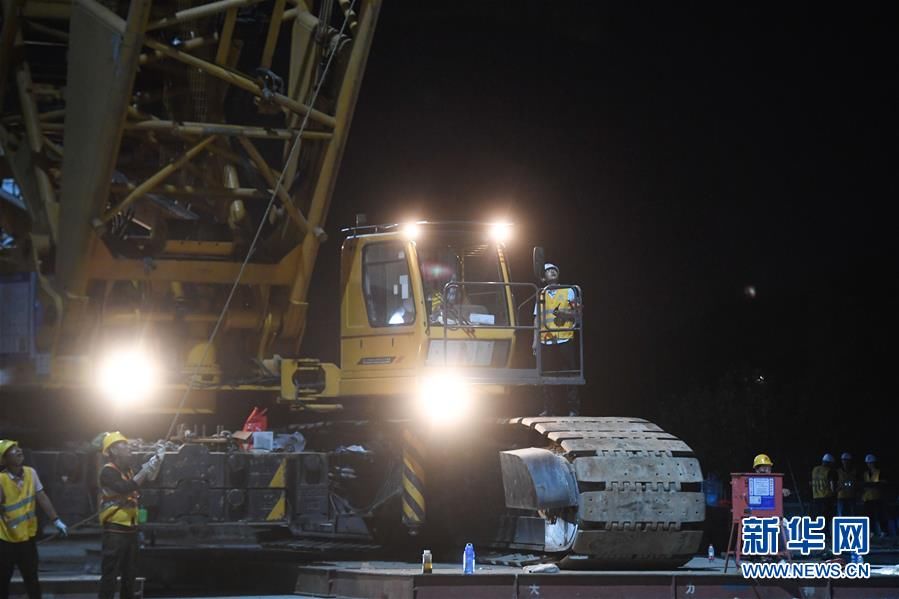 线首片跨既有线门式|杭绍台铁路全线首片跨既有线钢横梁吊装成功