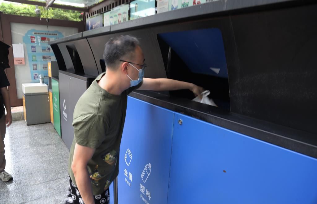 现场|小区垃圾分类怎么做?读特记者带你看“模范生”彩田村垃圾分类现场